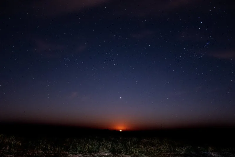 Fotografía nocturna para web: cielo estrellado sobre el campo en la provincia de Buenos Aires